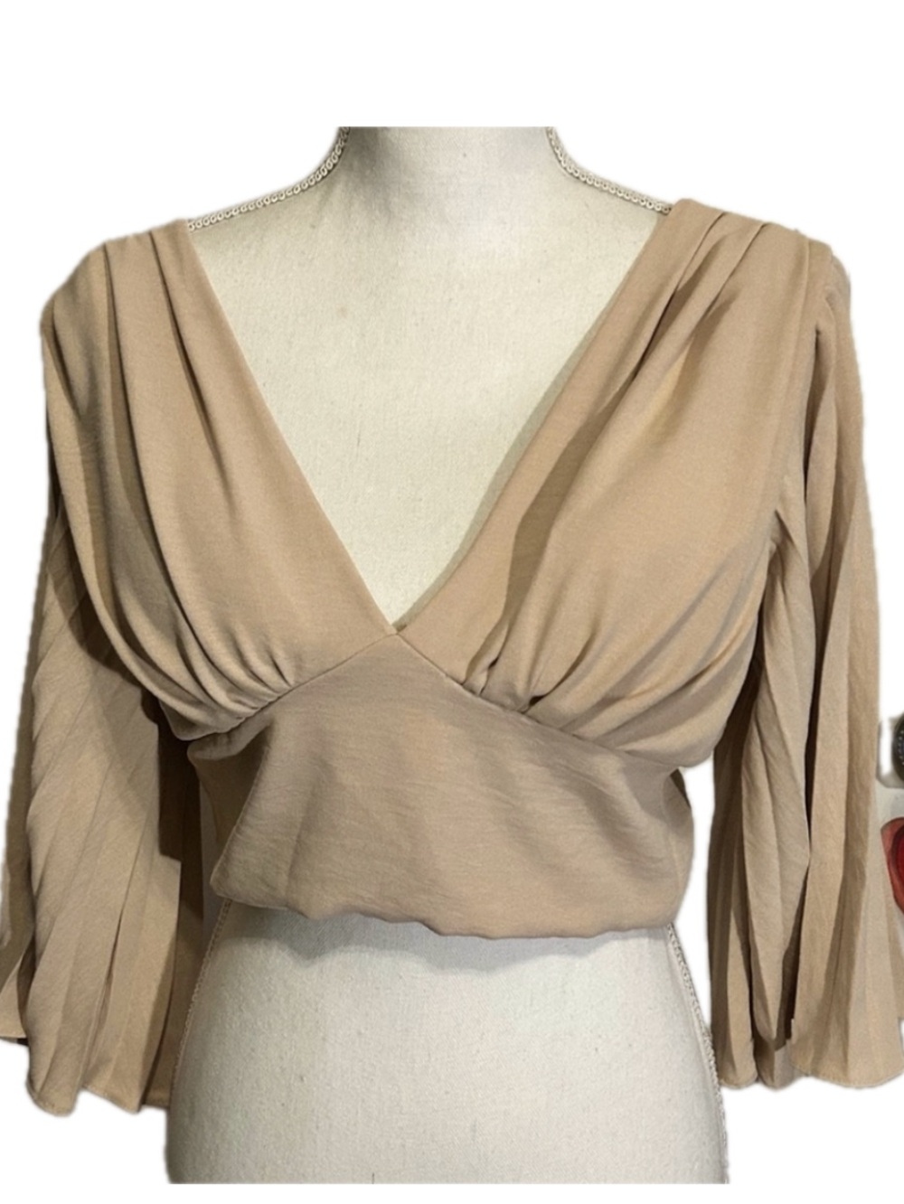 NWT Ele & Ela Top women’s size small (no tag) open back flowy pleated sleeves